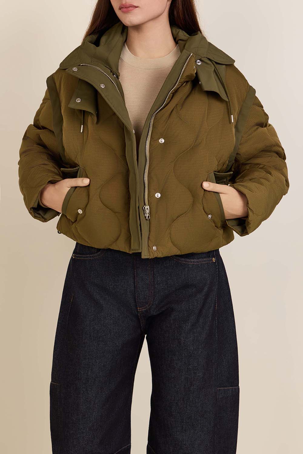 תמונת דוגמן אחורית של מעיל ורסטילי