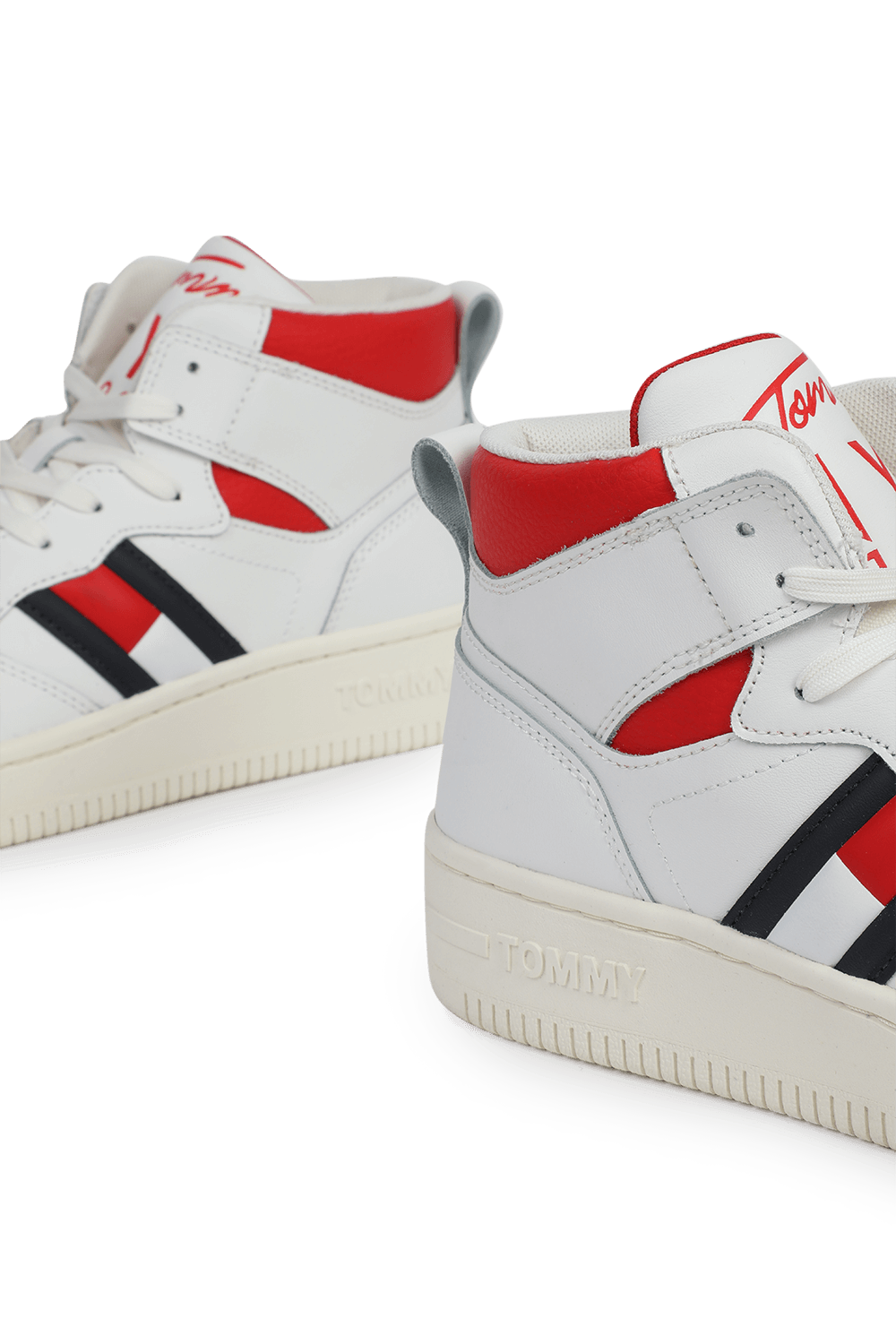 תמונת תקריב של נעלי כדורסל בלבן ואדום