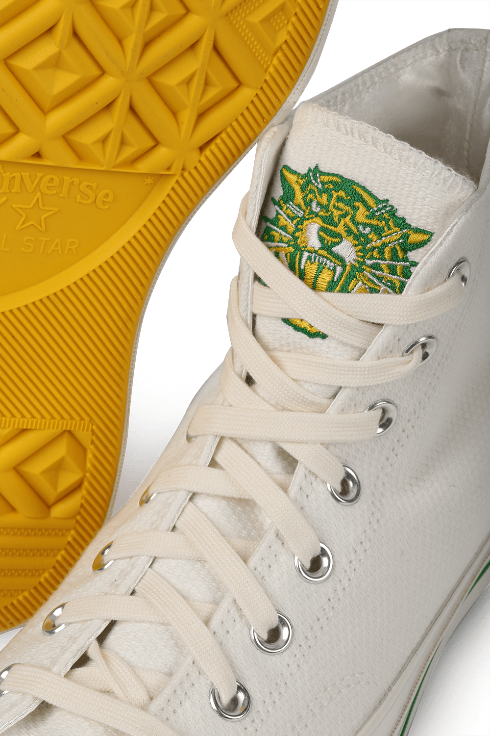 תמונת תקריב של Converse Chuck 70 High Top shoes in White