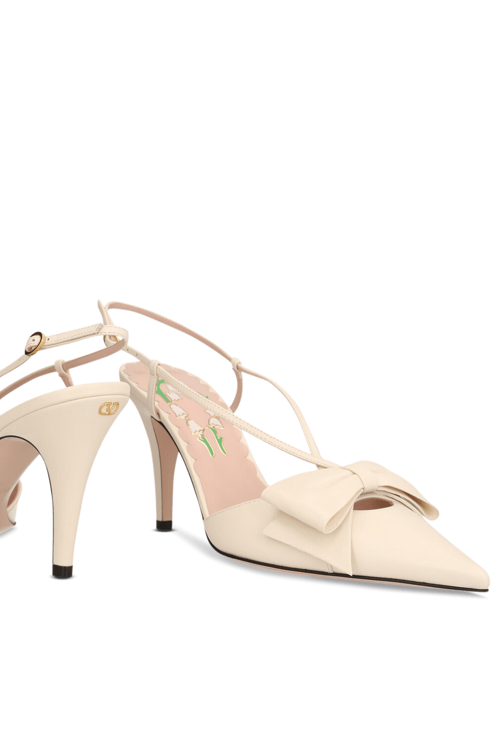 תמונת תקריב של נעלי עקב סלינג בק