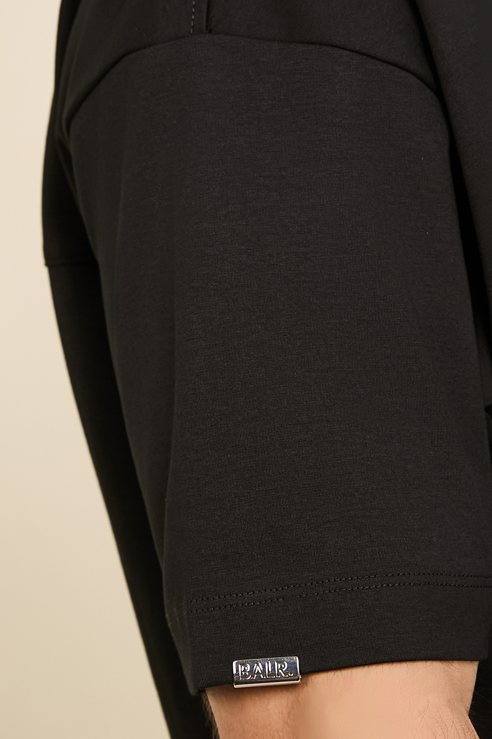 תמונת תקריב דוגמן של חולצת טי אוברסייז