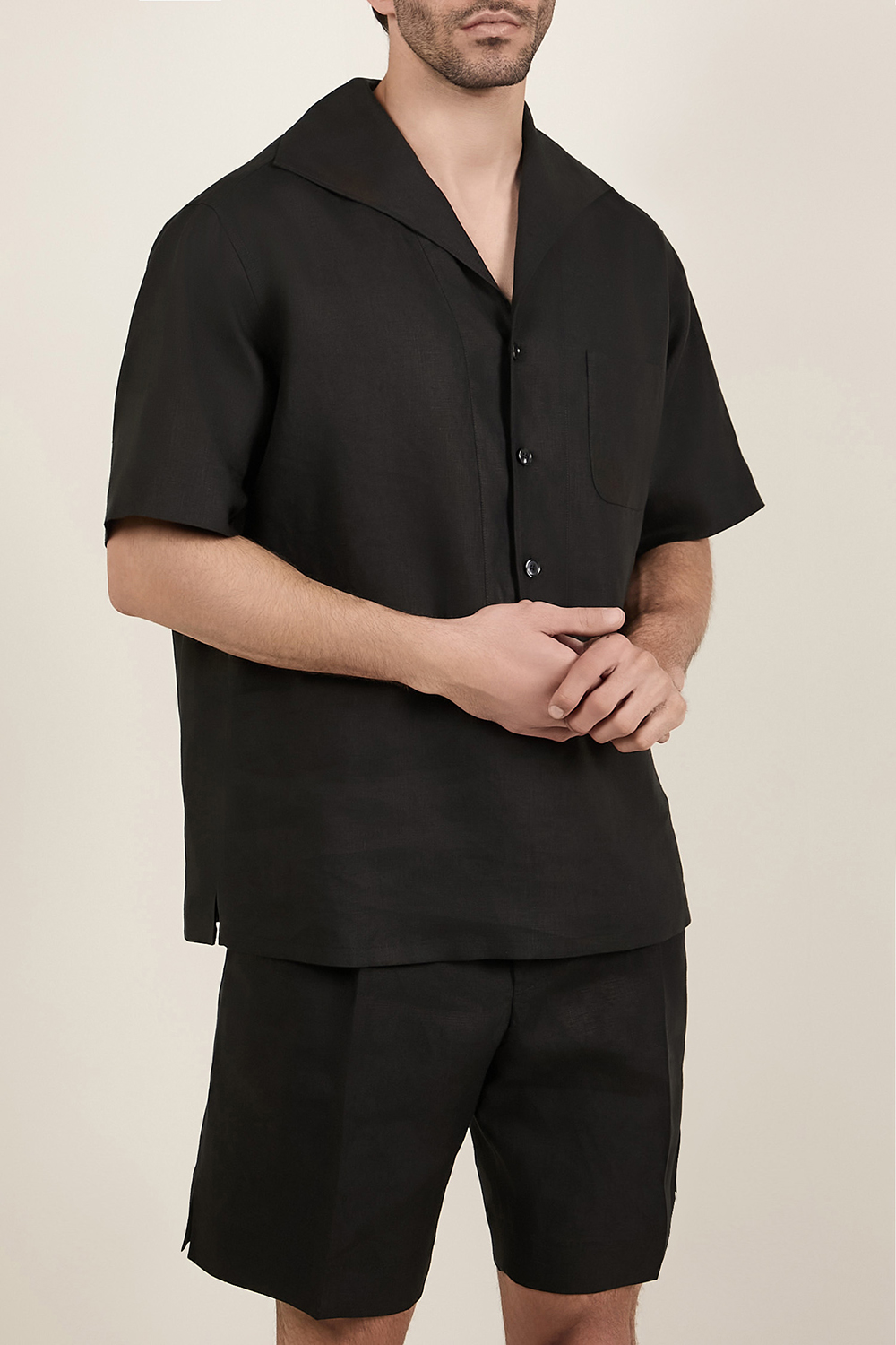 תמונת דוגמן קידמית של חולצה קצרה מפשתן