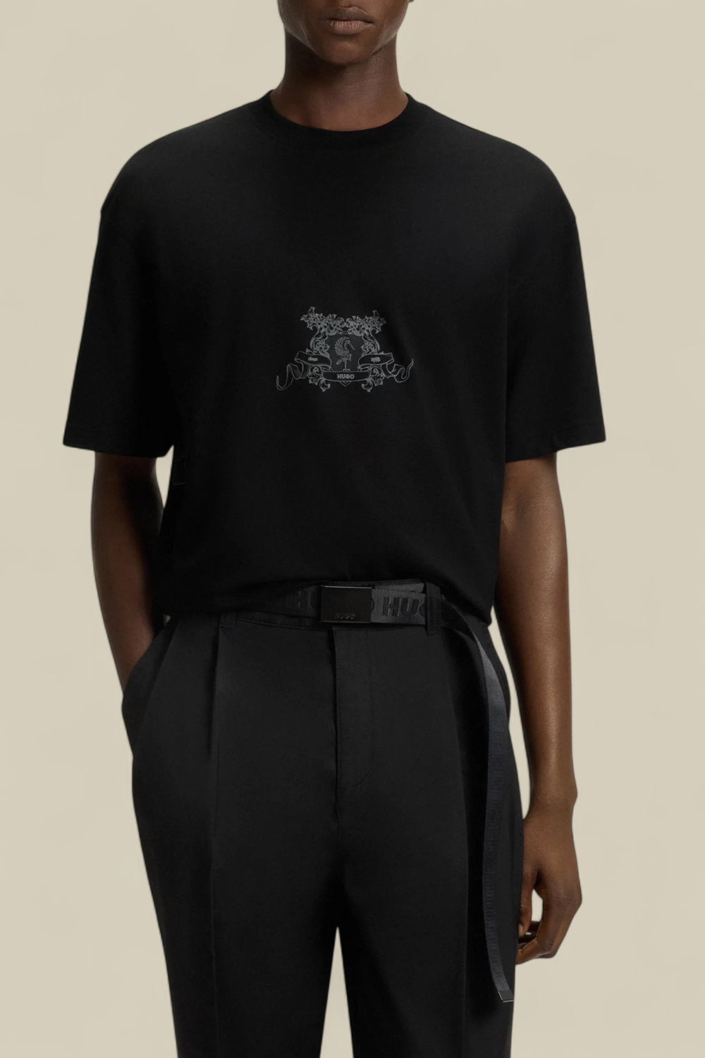 תמונת דוגמן קידמית של חולצת טי אוברסייז