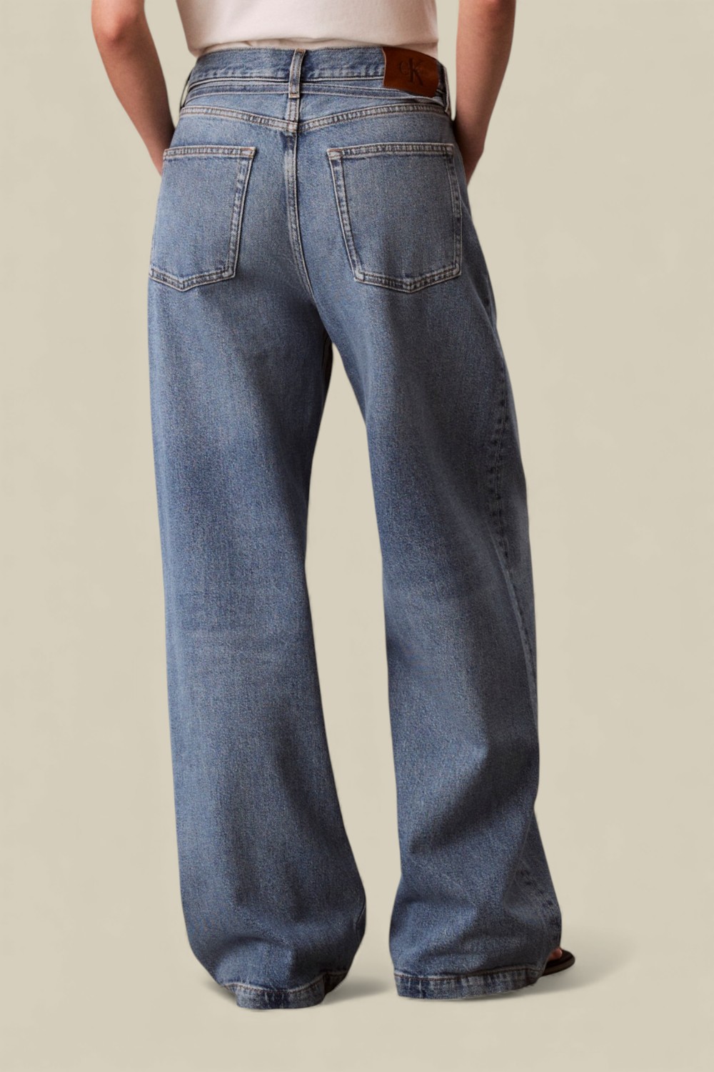 תמונת דוגמן אחורית של מכנסי ג'ינס באגי