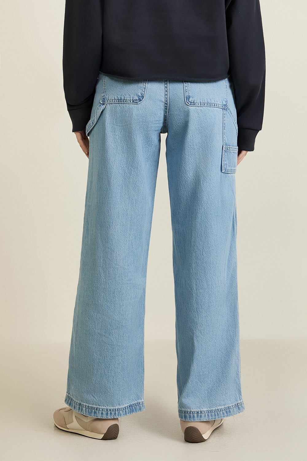 תמונת דוגמן אחורית של מכנסי ג'ינס בגזרת באגי