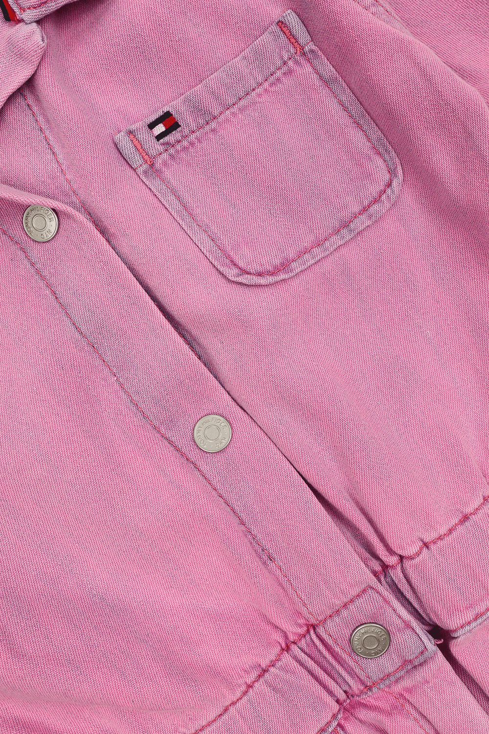 תמונת תקריב של אוברול ורוד עם לוגו