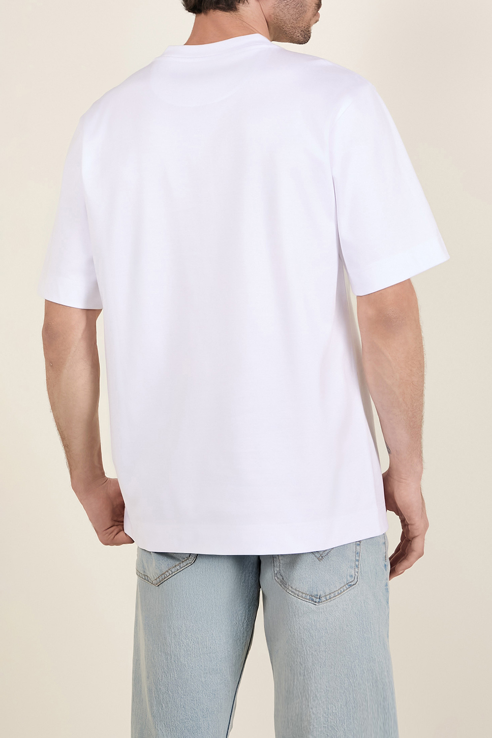 תמונת דוגמן אחורית של חולצת טי אוברסייז