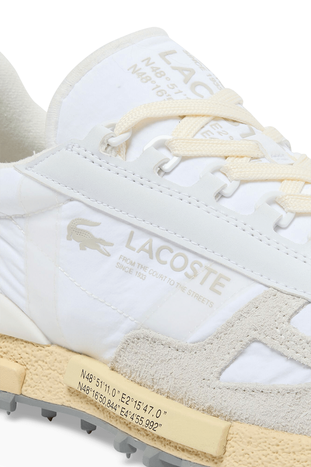 תמונת תקריב של נעלי סניקרס עלית אקטיב