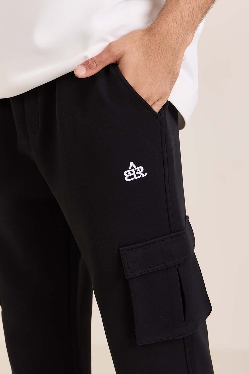 תמונת תקריב דוגמן של מכנסי טרנינג קרגו