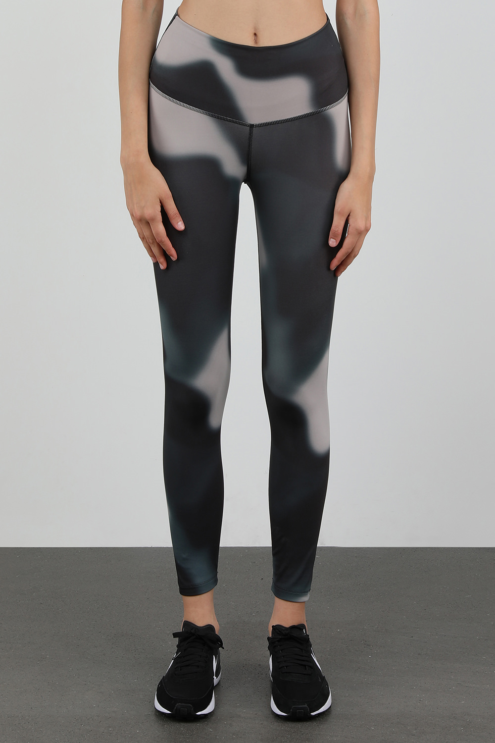 תמונת דוגמן קידמית של טייץ יוגה 7/8 עם הדפס אפור