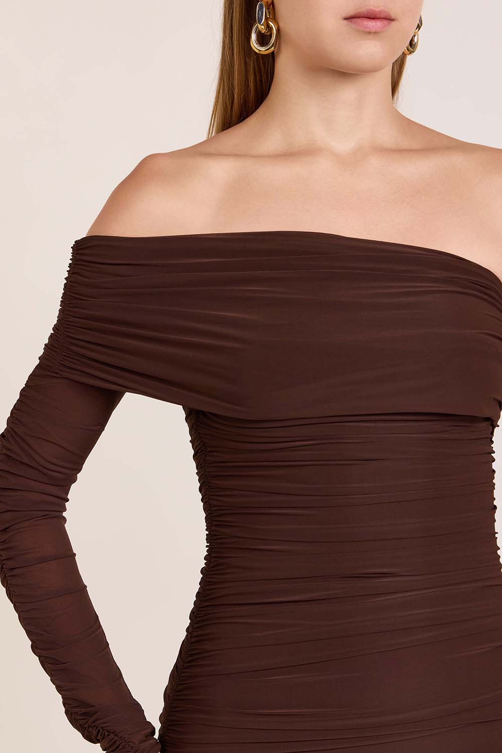 תמונת תקריב דוגמן של שמלת אוף שולדר