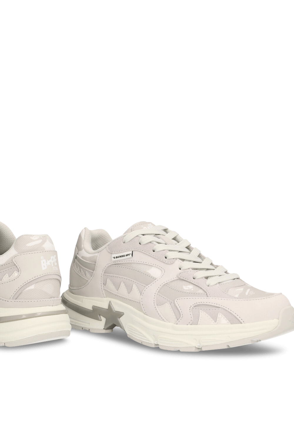 תמונת תקריב של נעלי סניקרס