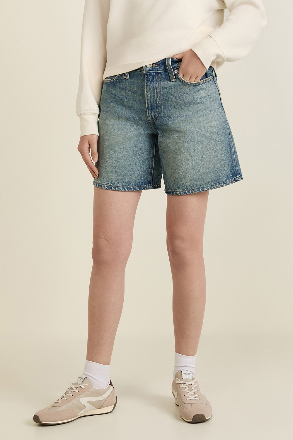 תמונת דוגמן קידמית של מכנסי ג'ינס קצרים באגי 94