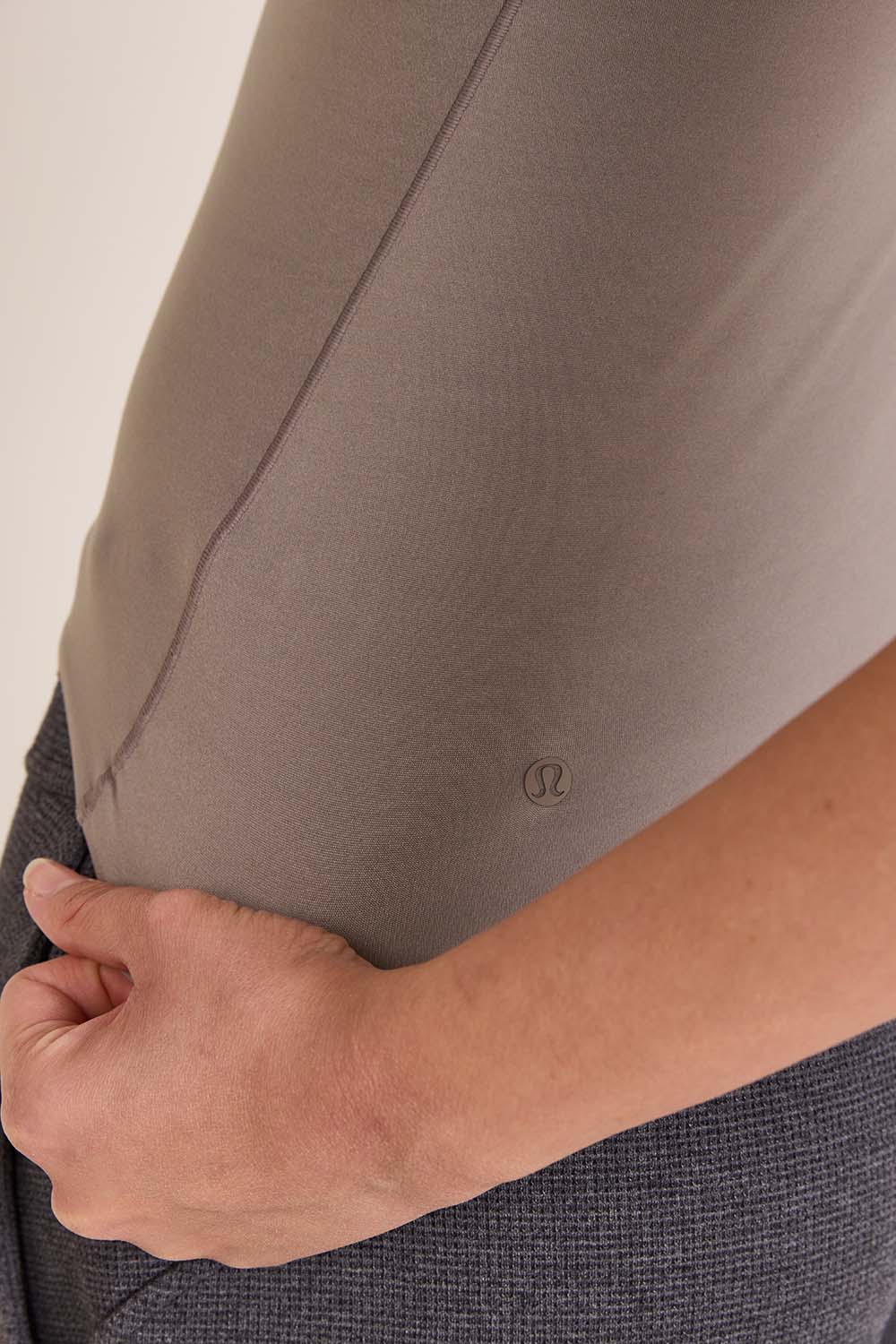 תמונת תקריב דוגמן של Nulu Spaghetti-Strap Cami Tank Top Adjustable