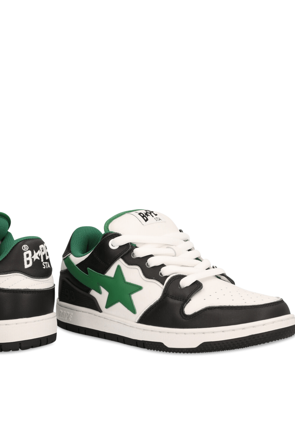 תמונת תקריב של נעלי סניקרס