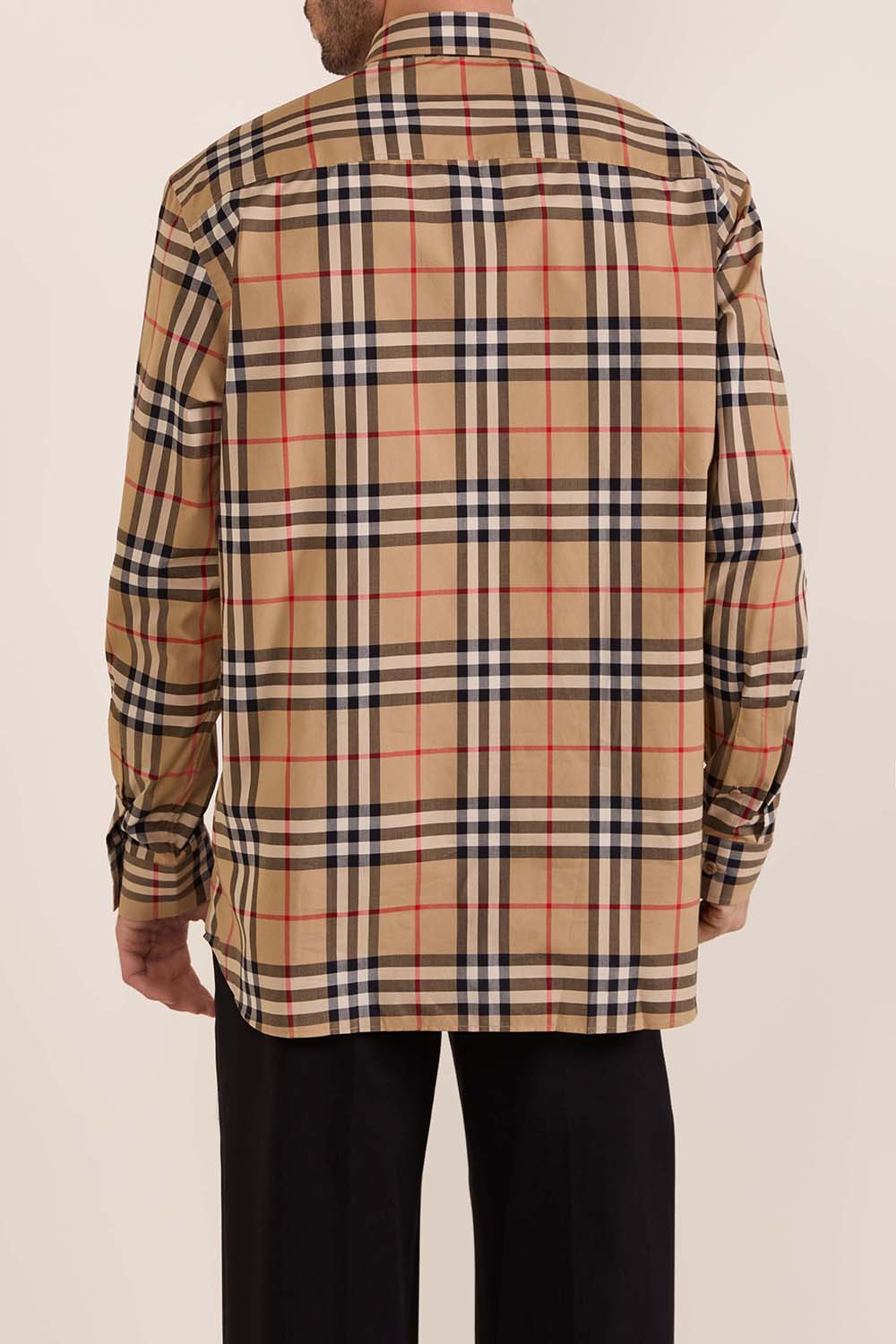 תמונת דוגמן אחורית של חולצת כפתורים