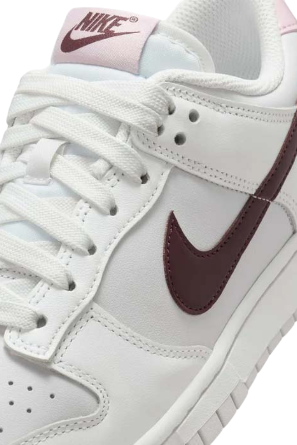 תמונת פנים של נעלי סניקרס דאנק