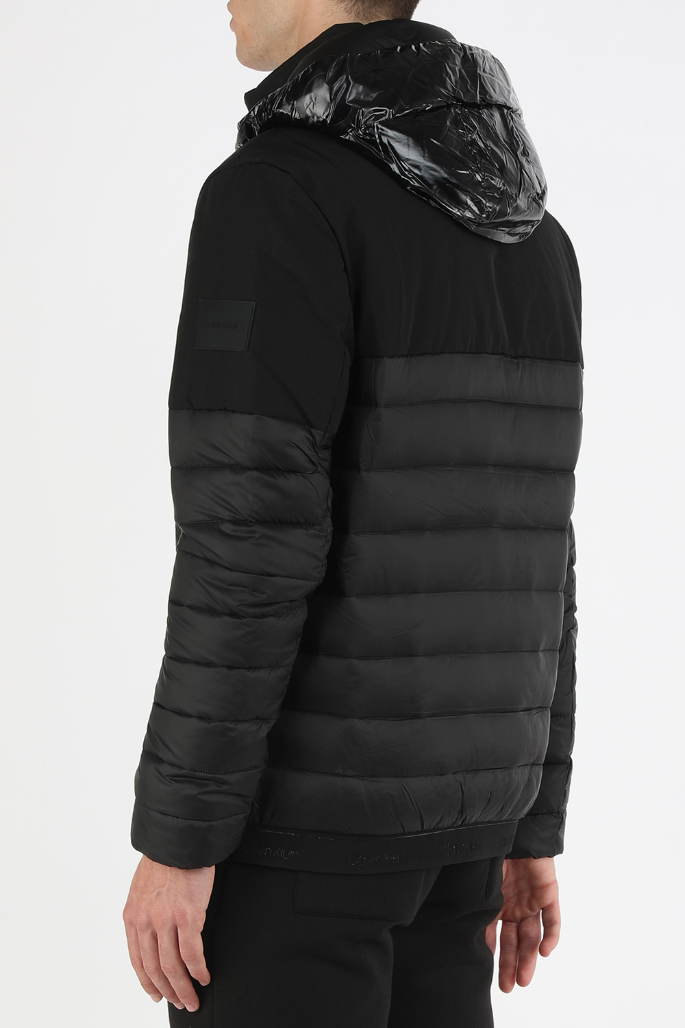 תמונת דוגמן אחורית של מעיל פאפר עם שרוכים ממותגים בצבע שחור