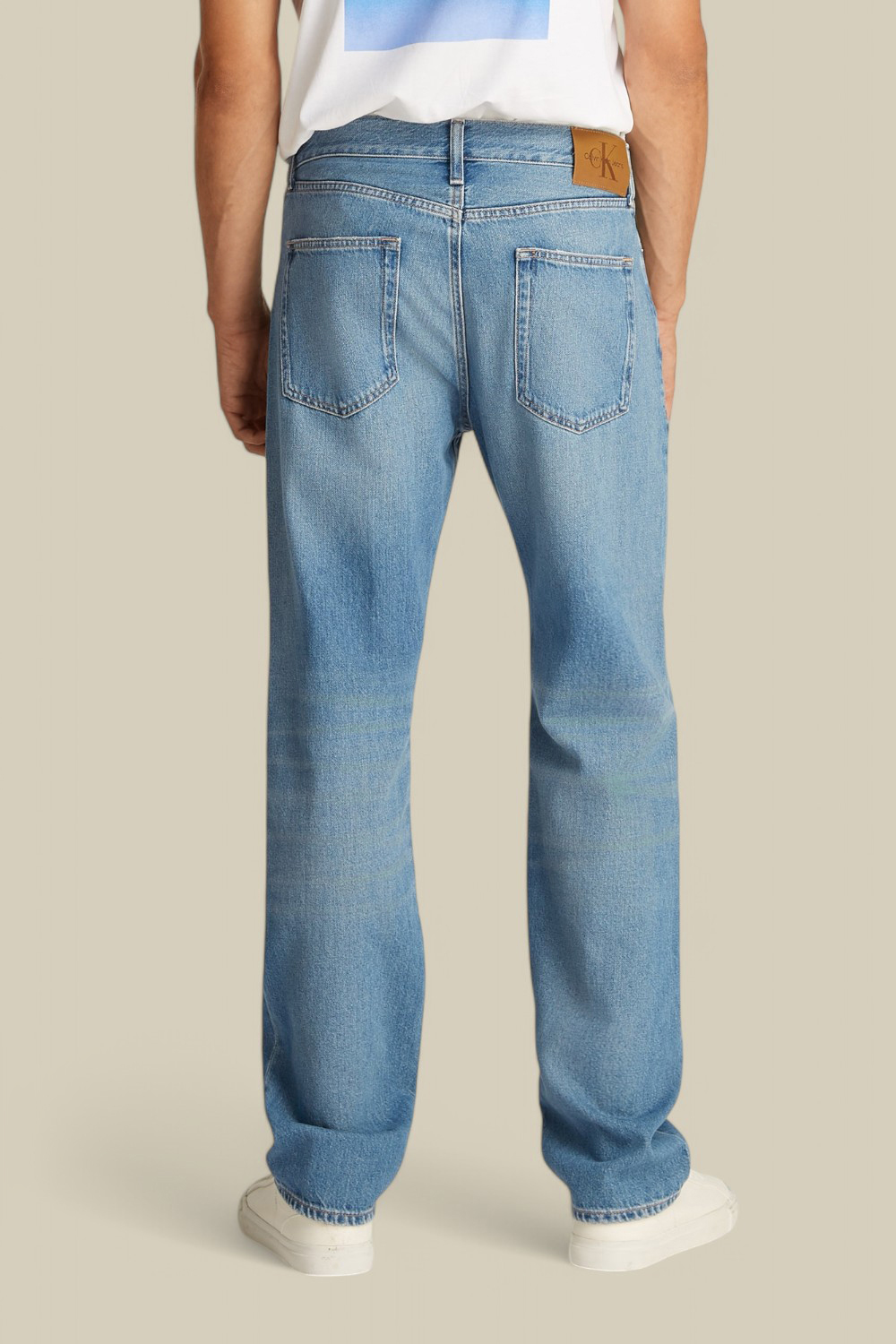 תמונת דוגמן אחורית של מכנסי ג'ינס בגזרה ישרה