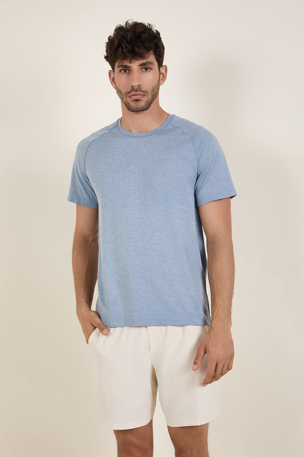 תמונת דוגמן קידמית של Metal Vent Tech Short-Sleeve Shirt