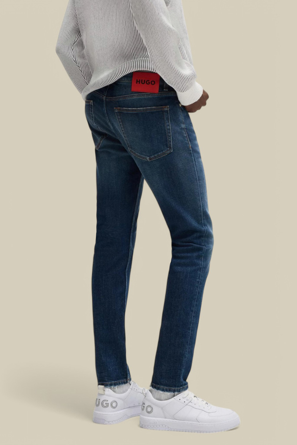 תמונת דוגמן אחורית של מכנסי ג'ינס