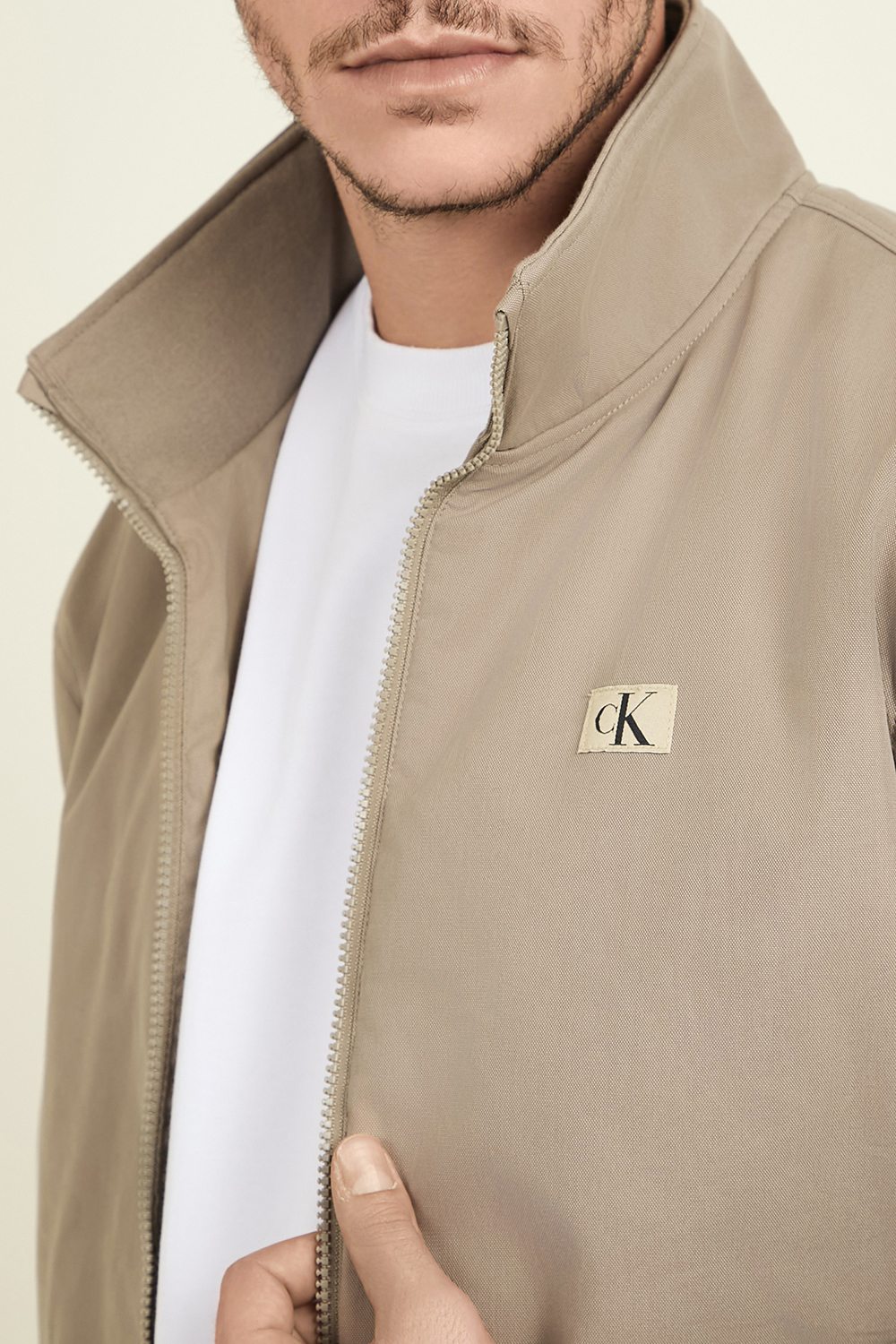 תמונת תקריב דוגמן של ז'קט הרינגטון בריפוד קל