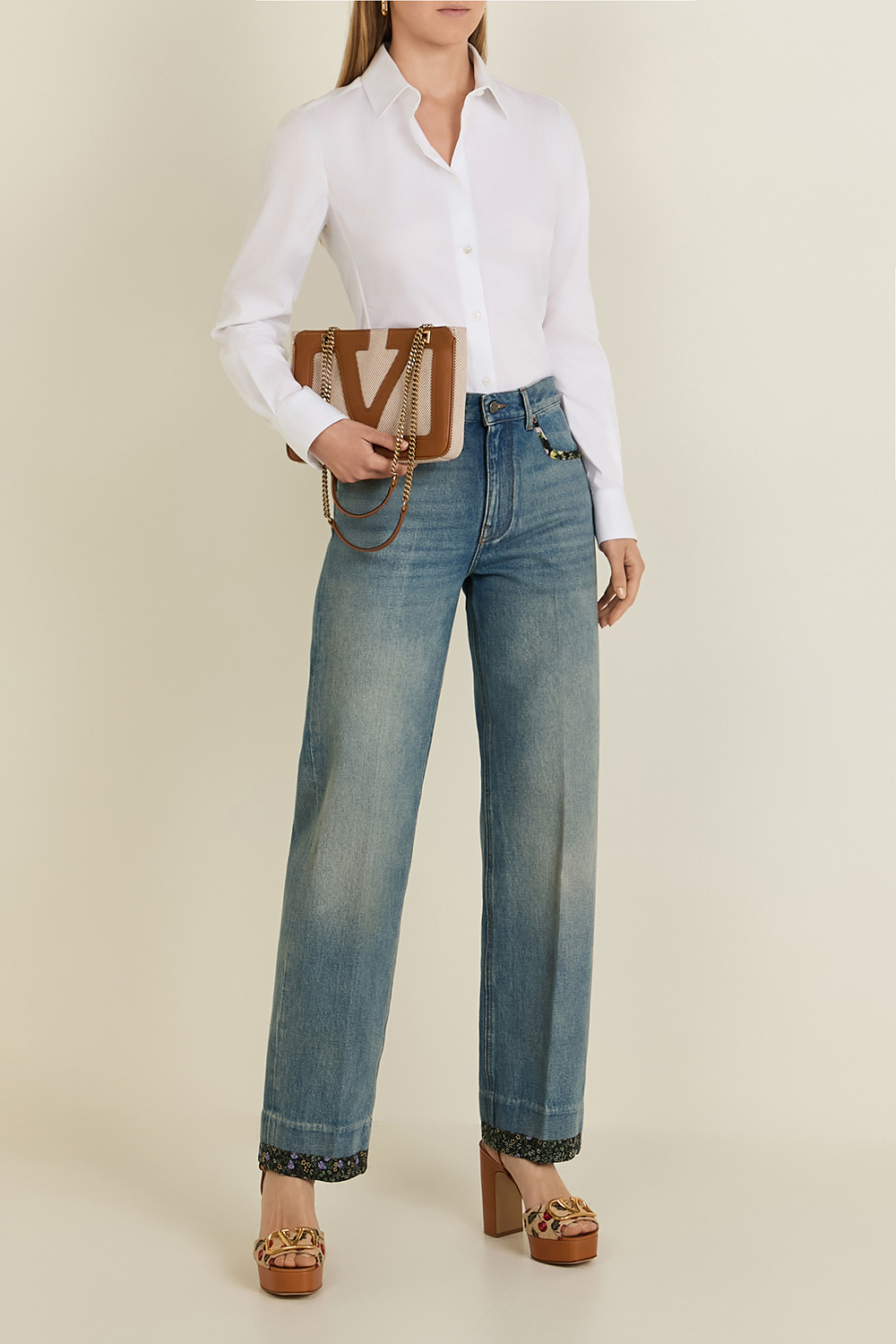 תמונת דוגמן קידמית של סנדלי פלטפורמה