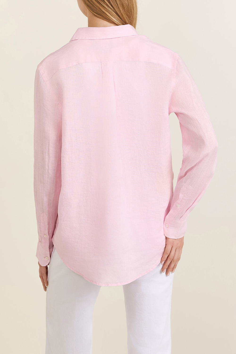 תמונת דוגמן אחורית של חולצת כפתורים מפשתן