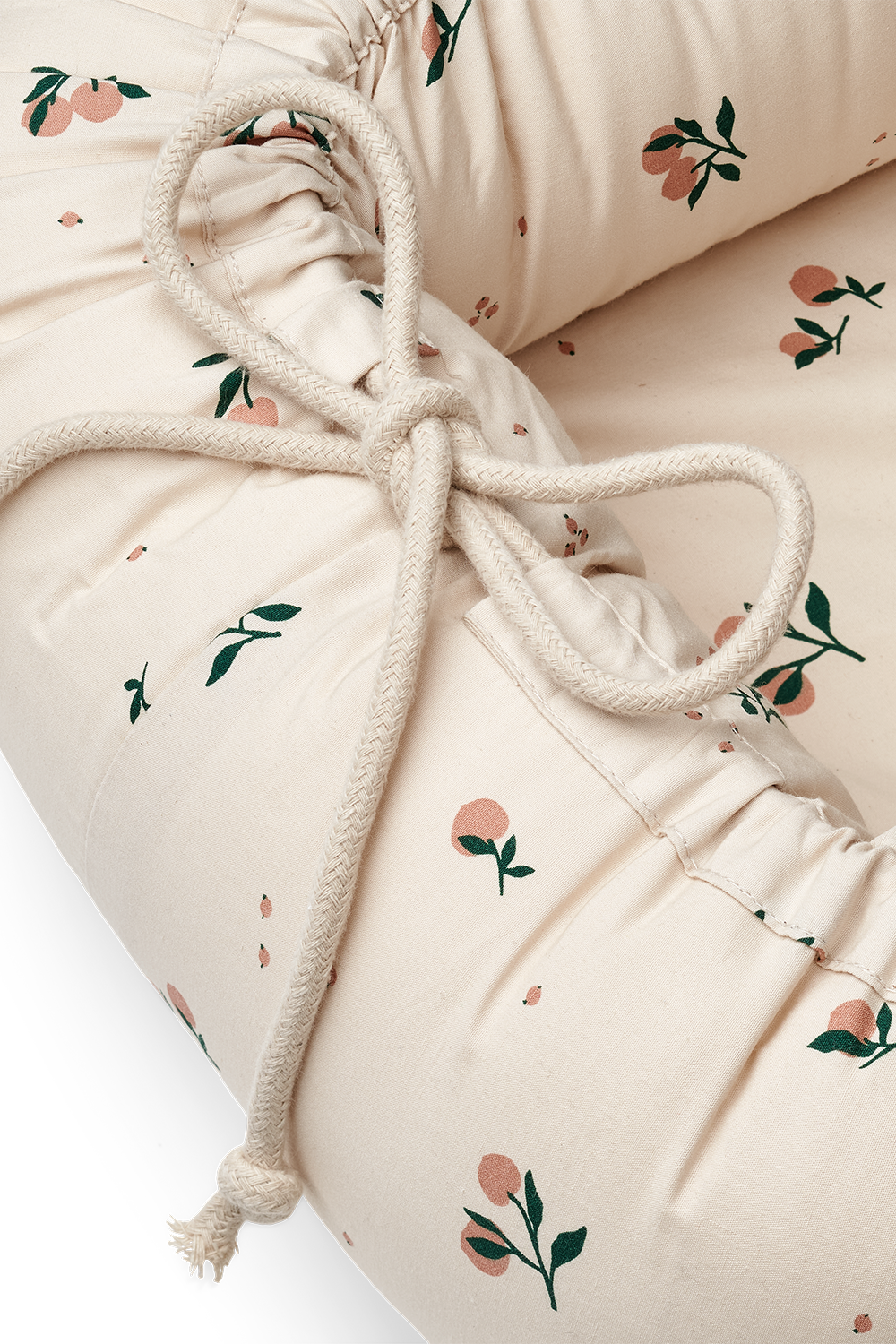 תמונת תקריב של נסט לתינוק מכותנה אורגנית עם הדפס פרחים