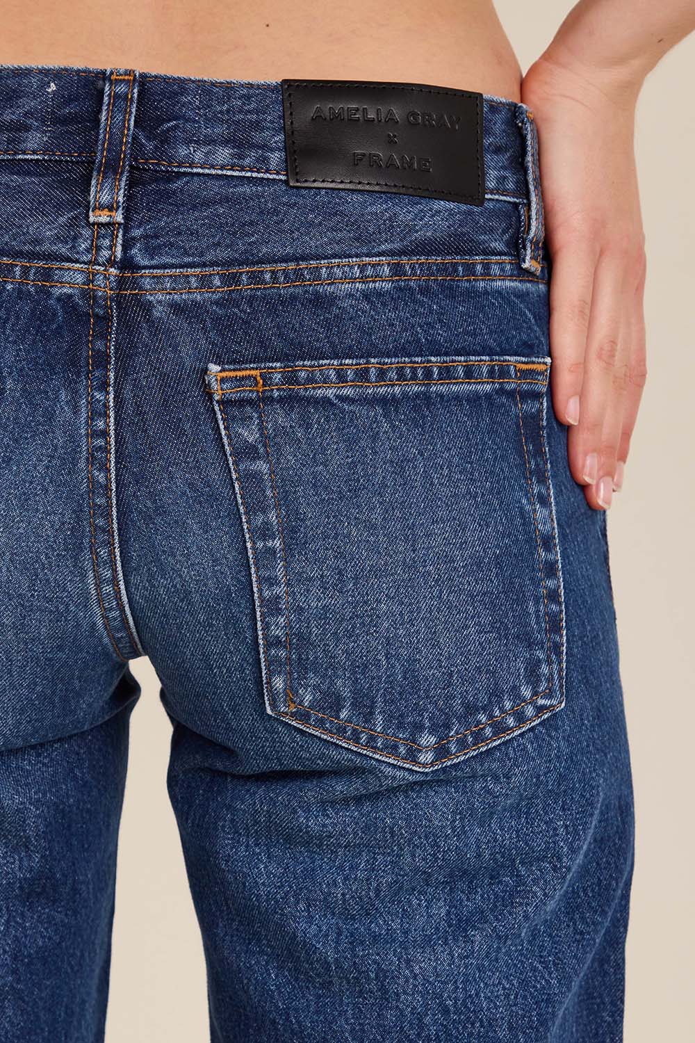 תמונת תקריב דוגמן של מכנסי ג'ינס בגזרה נמוכה