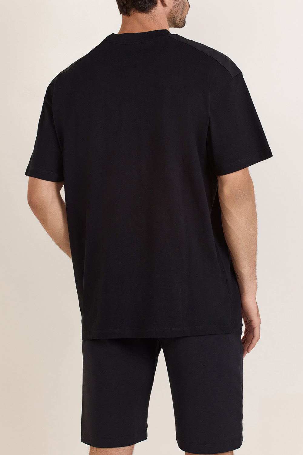 תמונת דוגמן אחורית של חולצת טי