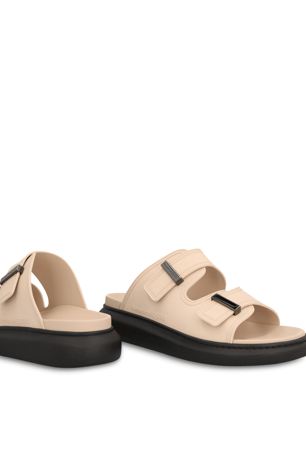 תמונת תקריב של כפכפי סליידס