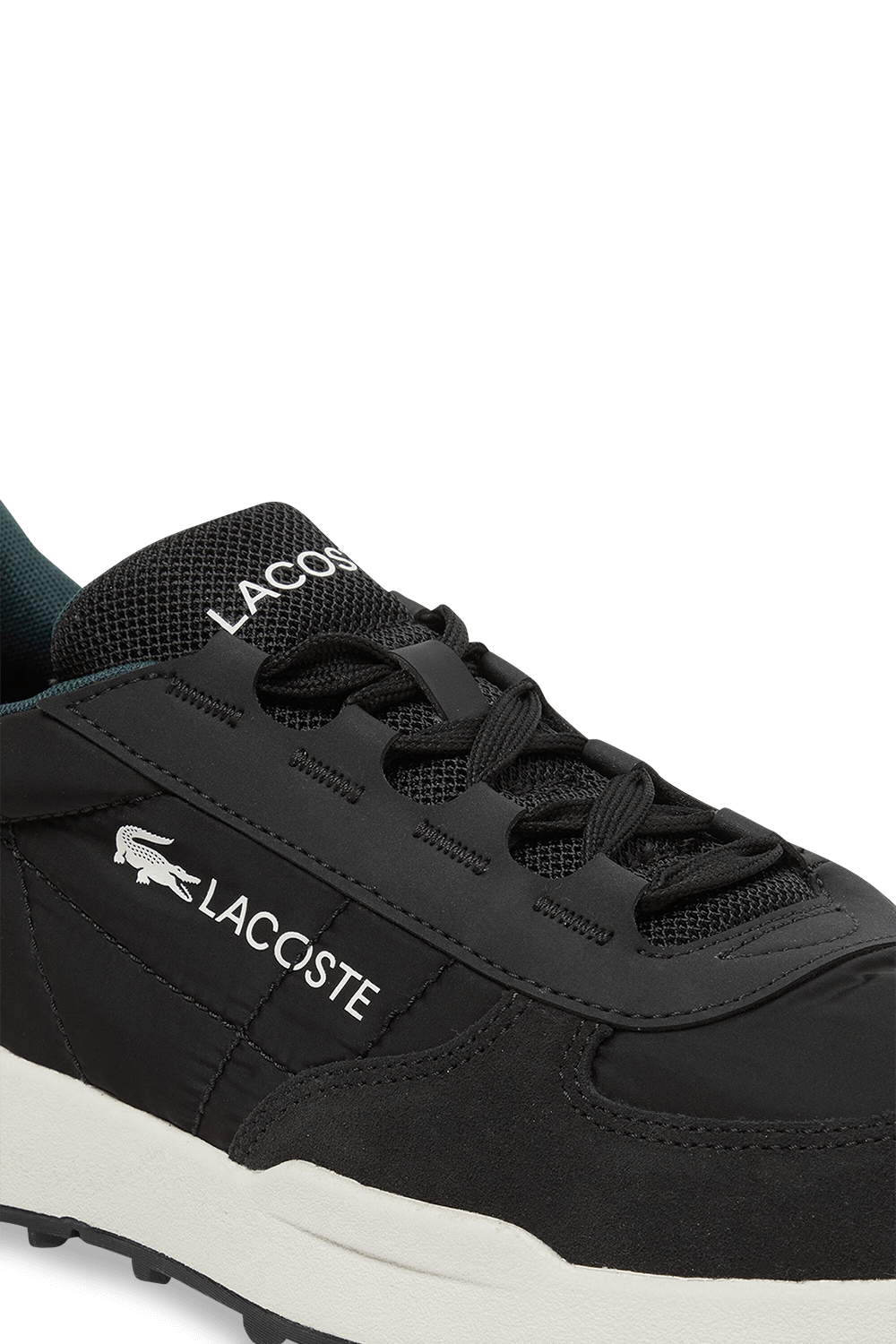 תמונת תקריב של נעלי סניקרס אליט