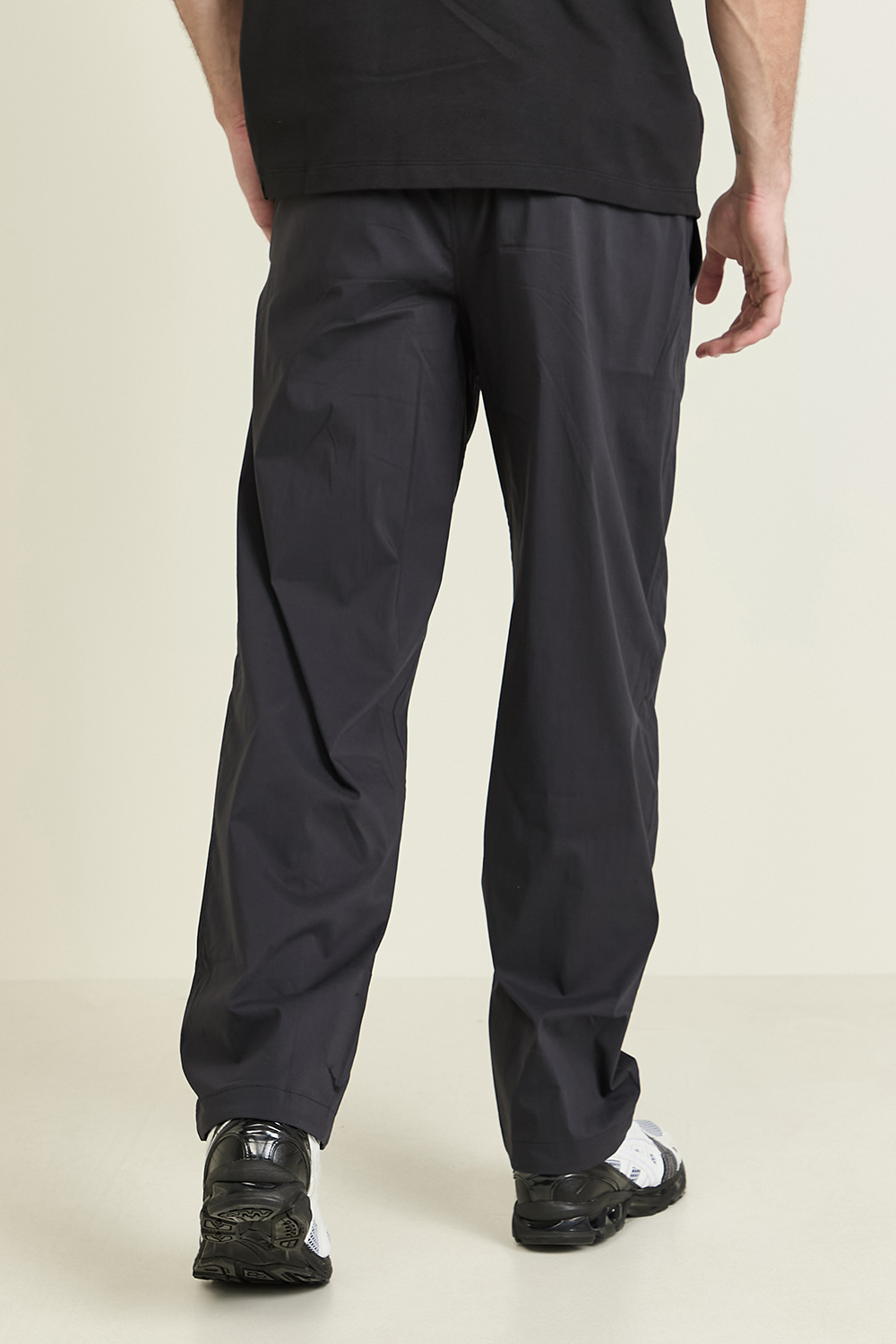 תמונת דוגמן אחורית של Poplin Relaxed-Fit Pant