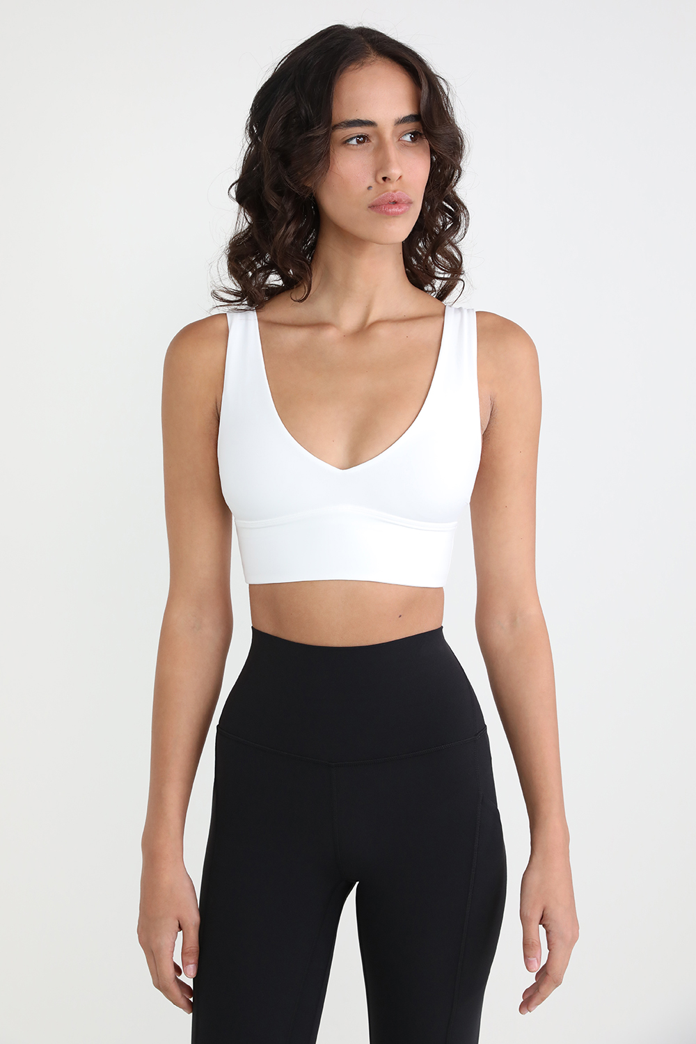 תמונת דוגמן קידמית של Align V Neck Bra C/D