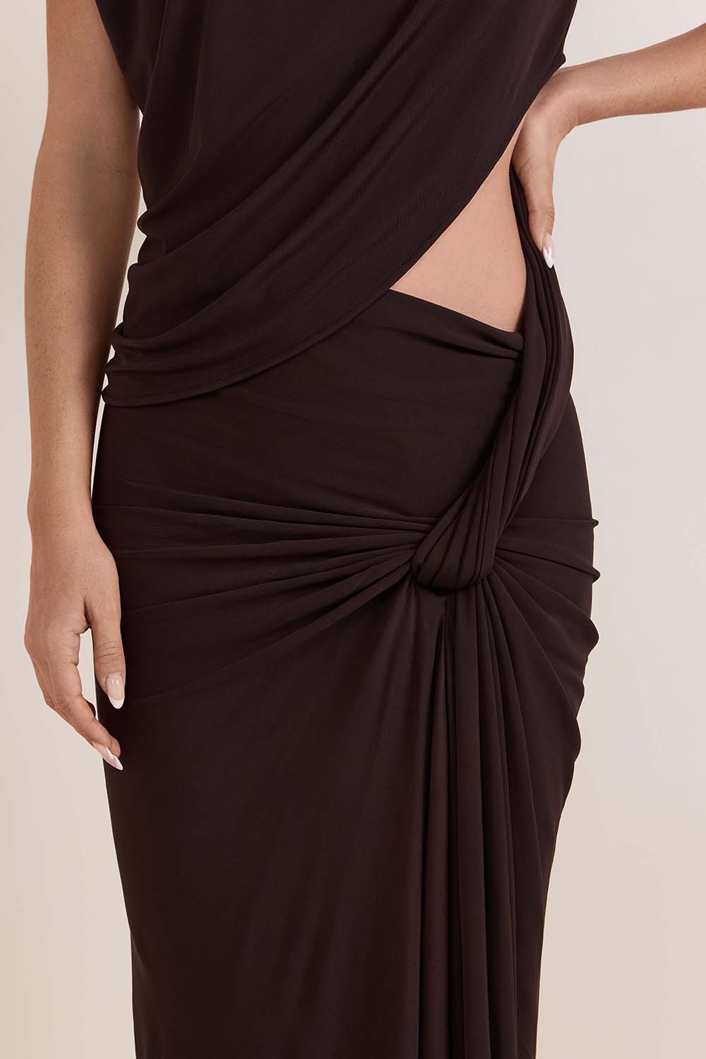 תמונת תקריב דוגמן של שמלת מקסי א-סימטרית