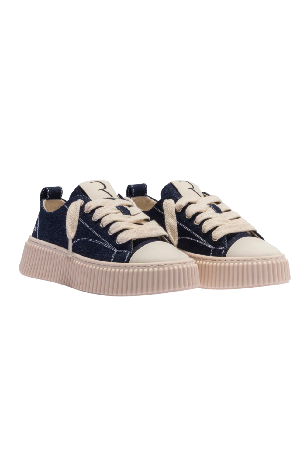 תמונת תקריב של נעלי סניקרס 2020