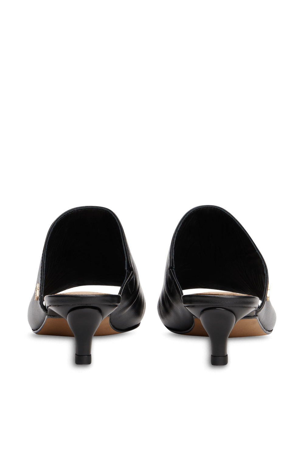 תמונת תקריב של נעלי מיולס עם עקב חתולי