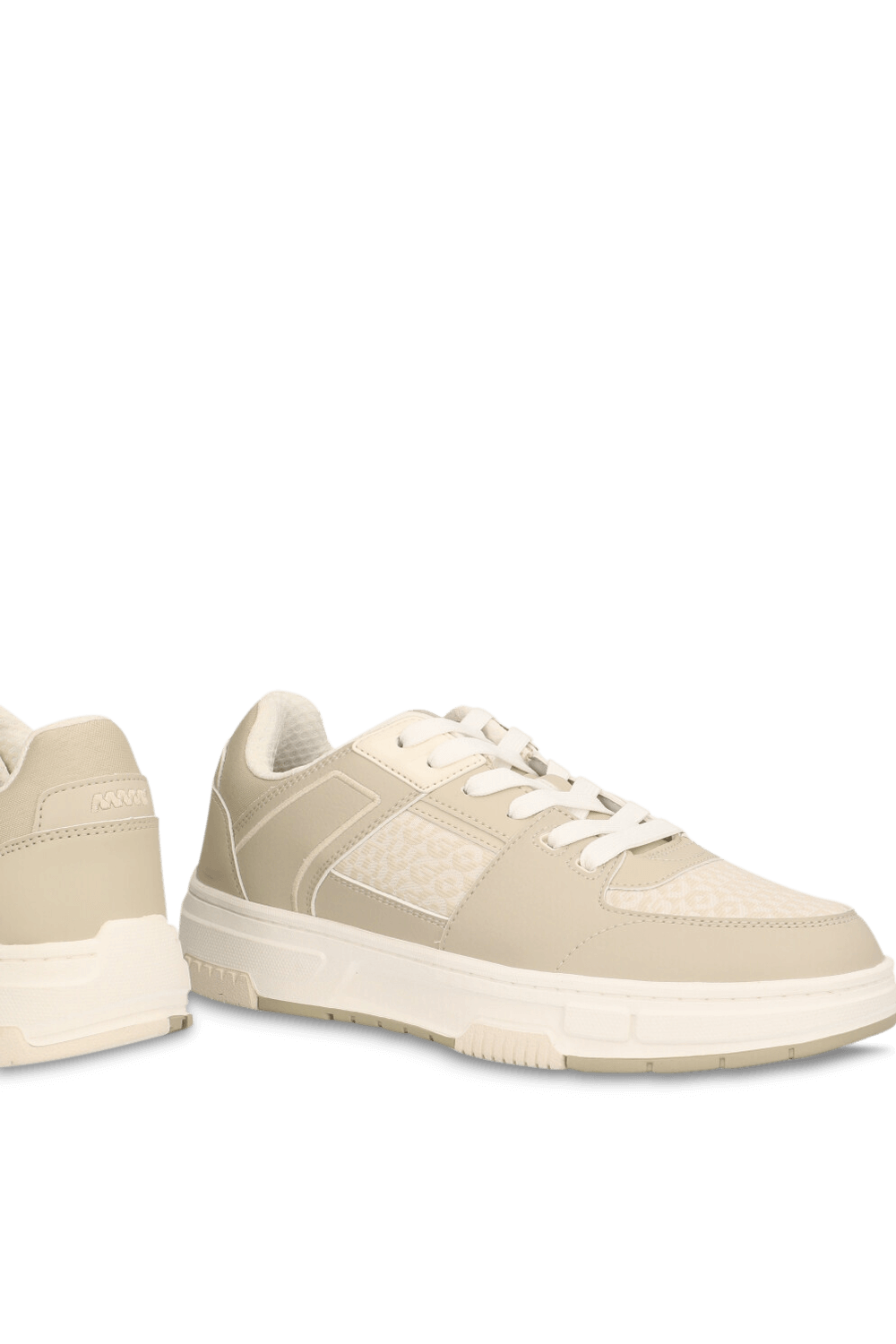 תמונת תקריב של נעלי סניקרס