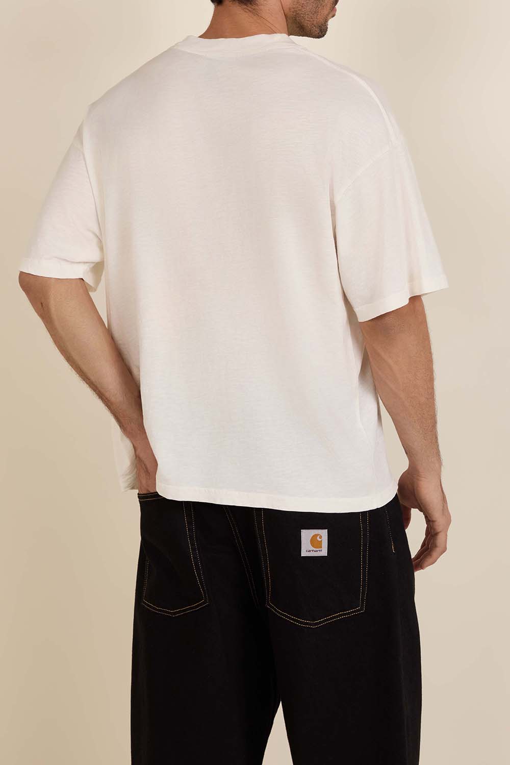 תמונת דוגמן אחורית של חולצת טי