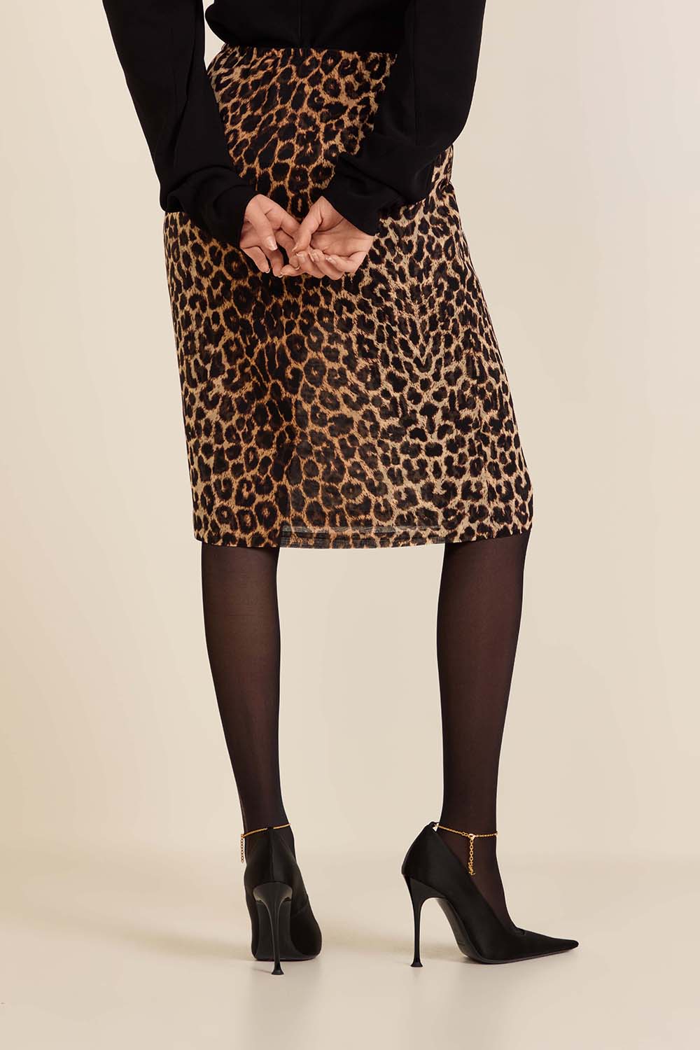 תמונת דוגמן אחורית של חצאית משי