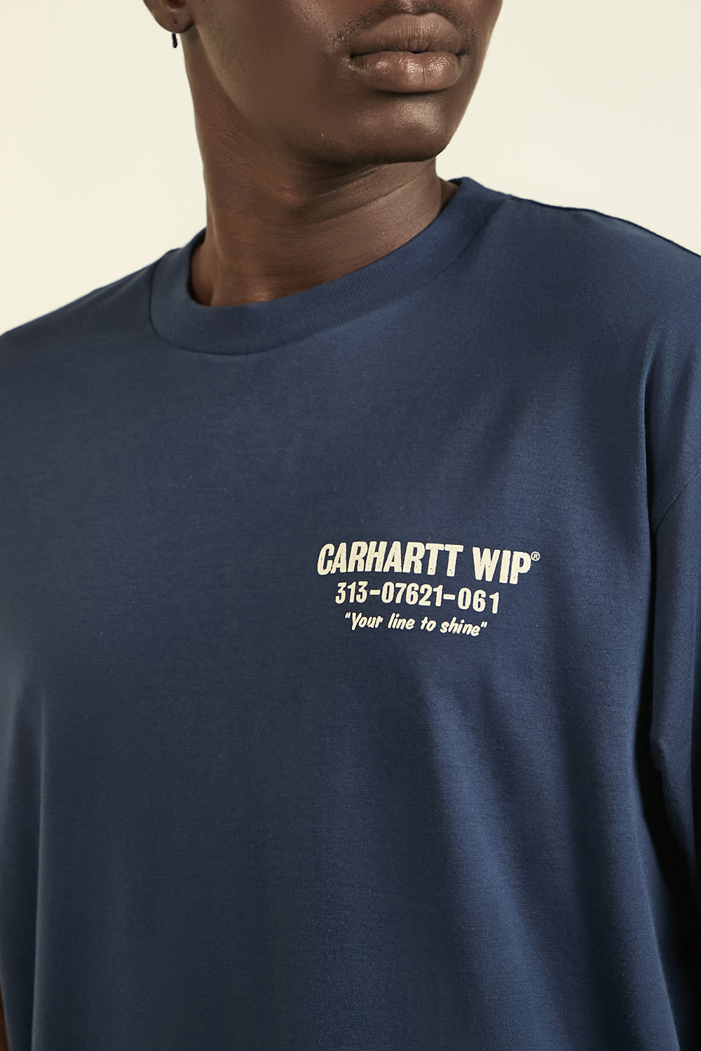 תמונת דוגמן אחורית של חולצת טי