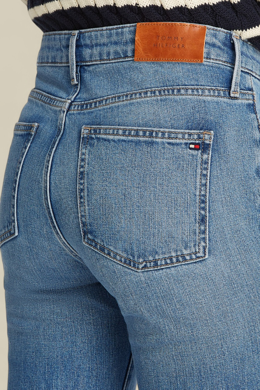 תמונת תקריב דוגמן של מכנסי ג'ינס בגזרה ישרה