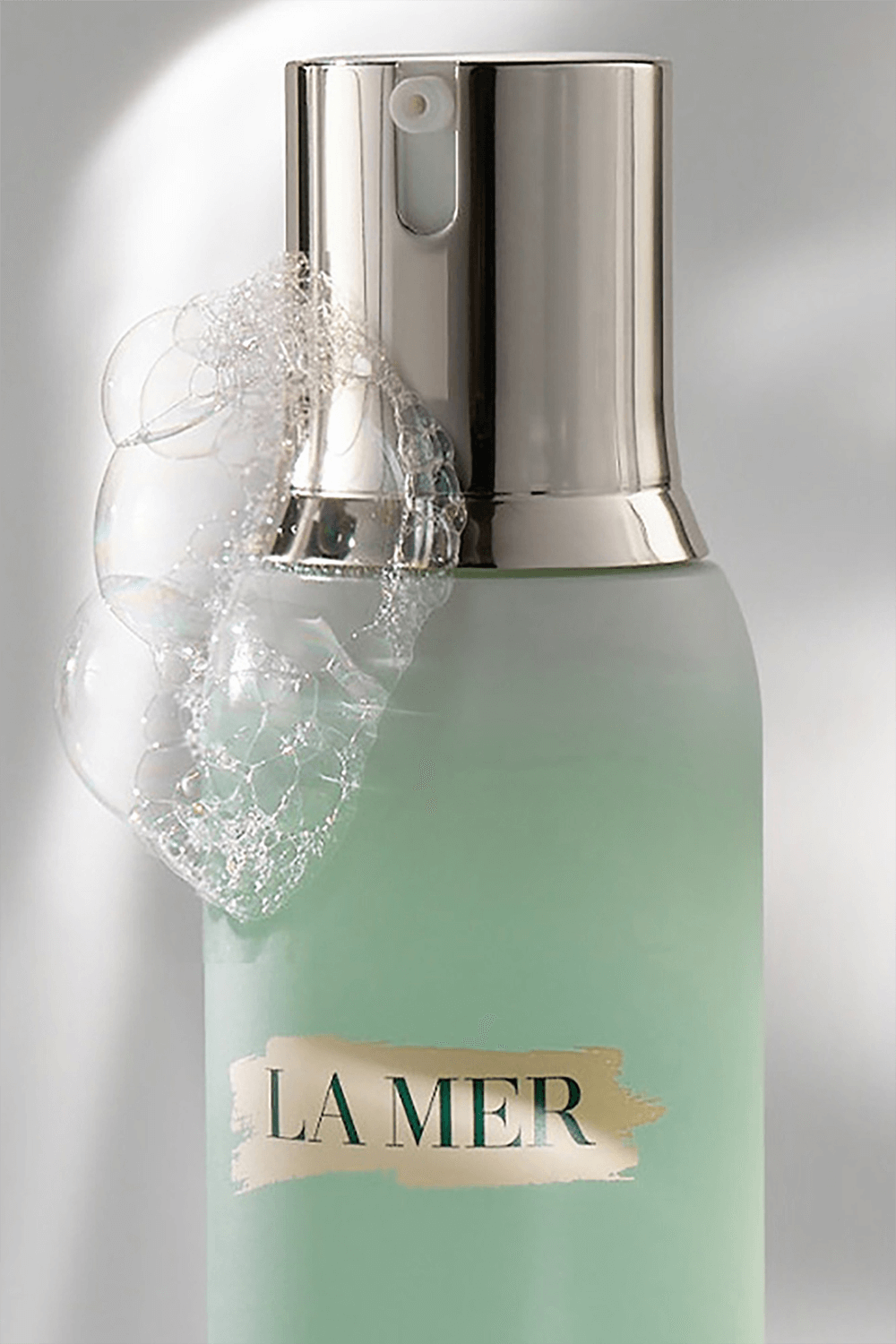 תמונת תקריב של The Energizing Gel Cleanser 200 ml