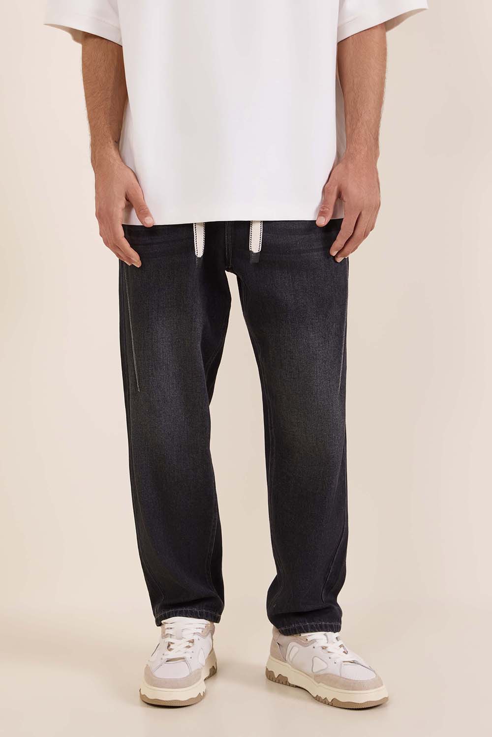 תמונת דוגמן קידמית של מכנסי ג'ינס מתרחבים