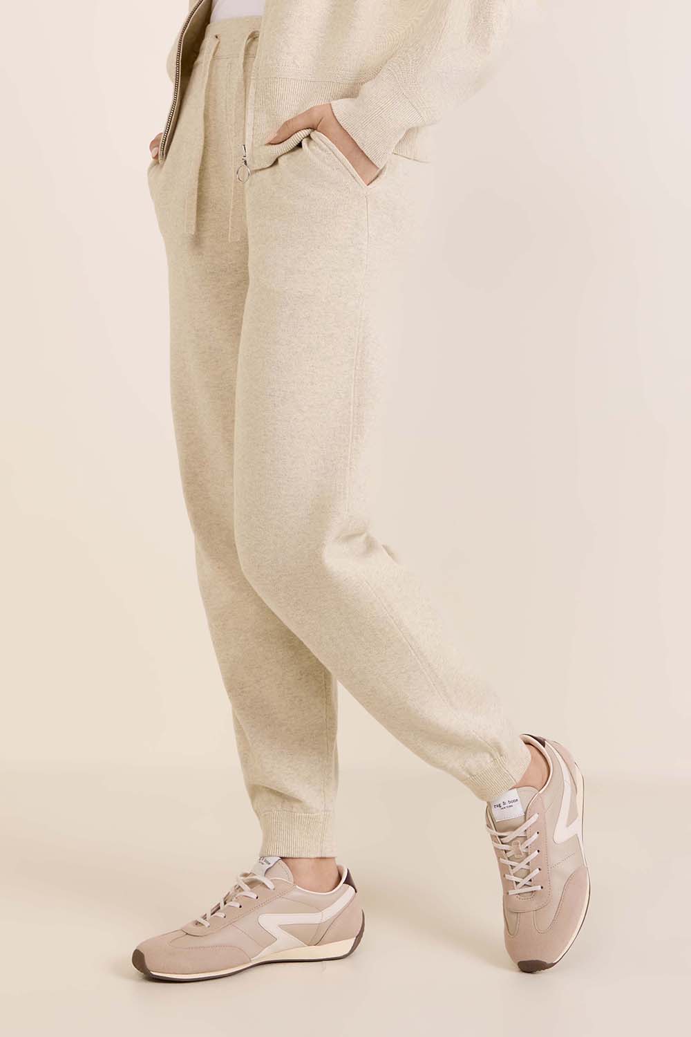 תמונת דוגמן קידמית של מכנסי ג'וג סרוגים