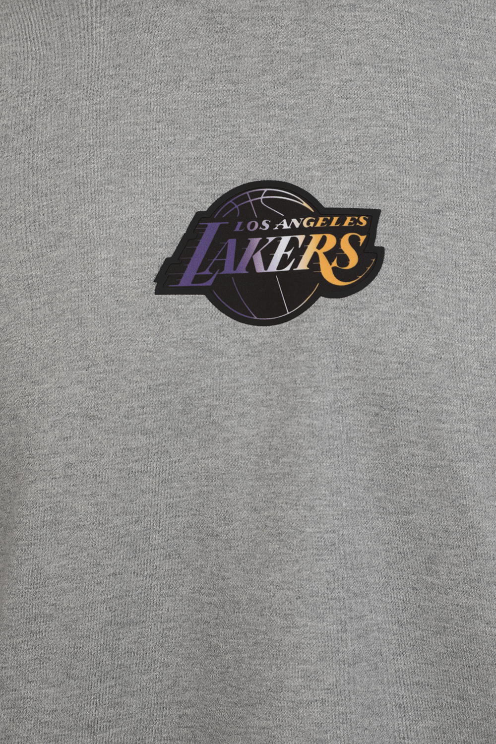 תמונת תקריב של בוס X אן-בי-איי טי שירט לייקרס בגוון אפור