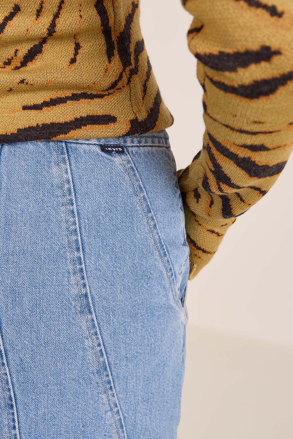 תמונת תקריב דוגמן של חצאתי מידי ג'ינס