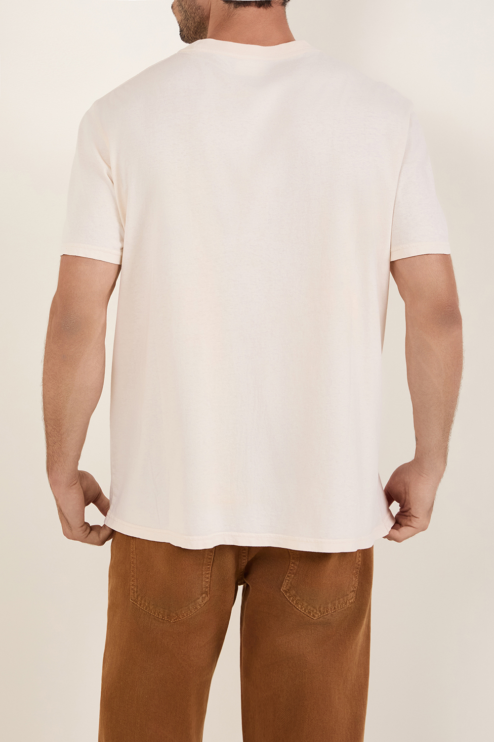 תמונת דוגמן אחורית של חולצת טי