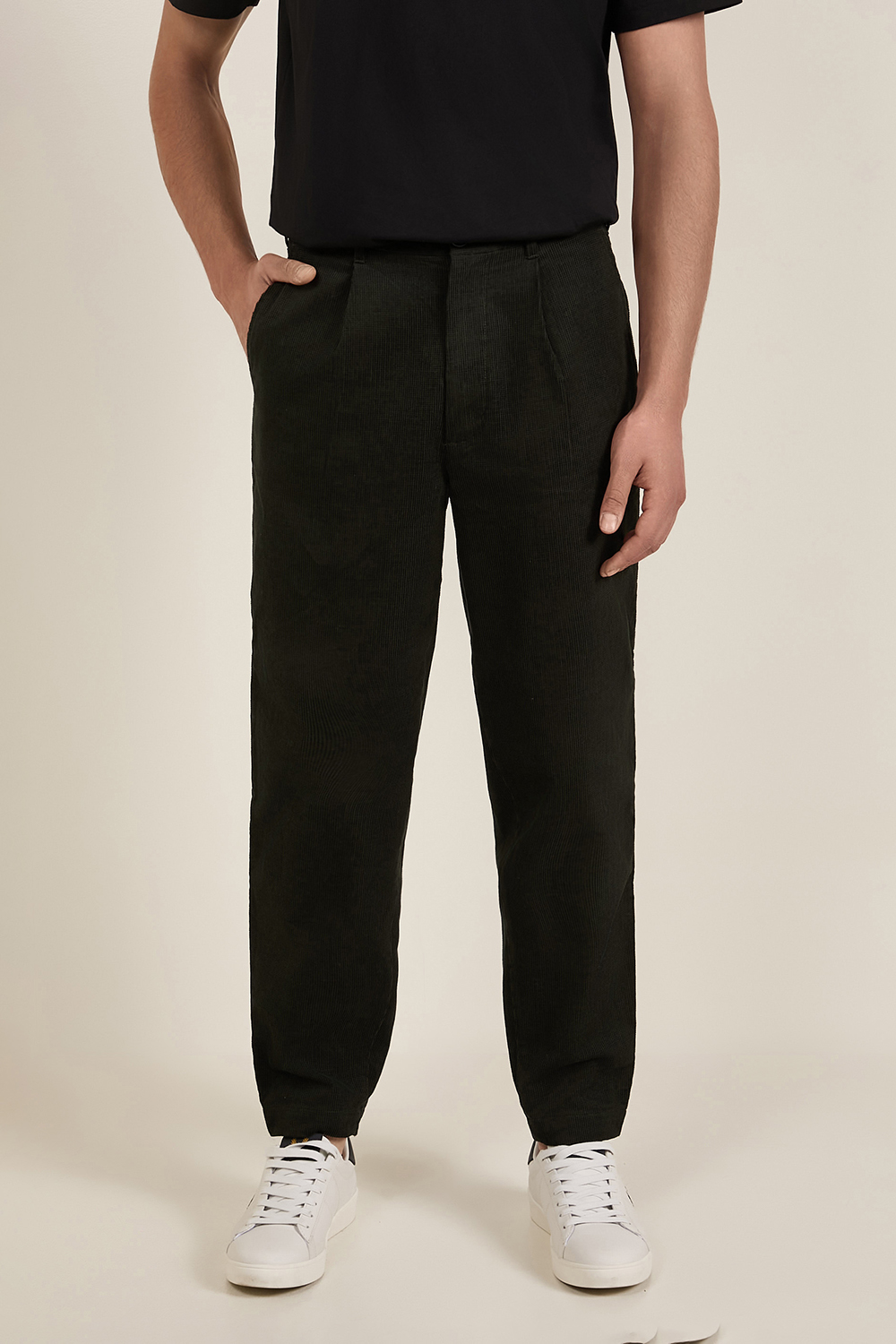 תמונת דוגמן קידמית של מכנסיים ארוכים